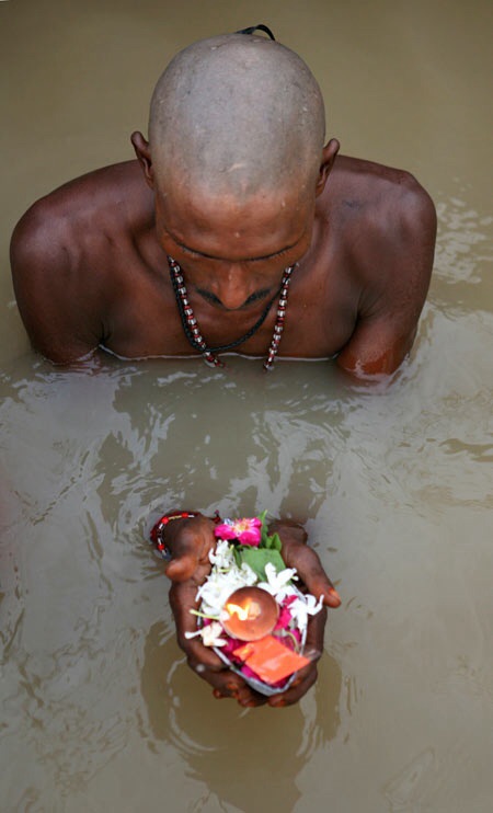 The offering at the ganges